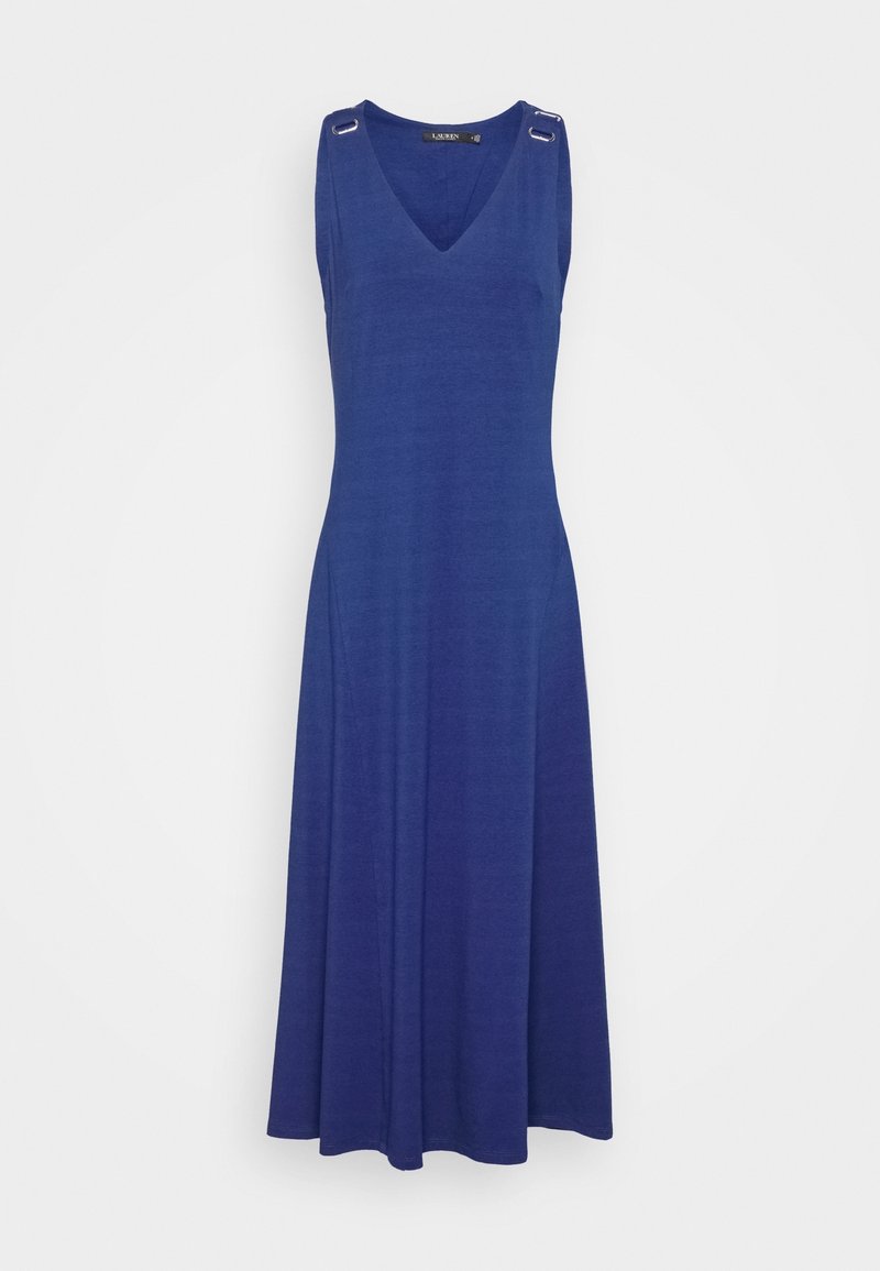 Ärmlös klänning i knälängd av djupblått tyg. Har V-ringning och metalliska detaljer på axlarna. Slät textur.