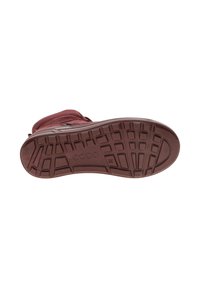 Burgundy-jalkapohja, jossa on teksturoitu kumipinta, syvillä urilla ja kohokuvioidulla logolla. Yksinkertainen, tasainen muotoilu, jossa on pitoaskelmat.