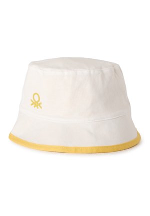 Witte bucket hat met gele rand langs de rand en een klein geel logo aan de zijkant.