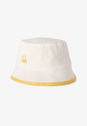 Witte bucket hat met gele rand langs de rand en een klein geel logo aan de zijkant.