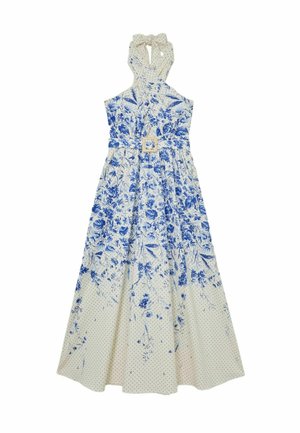 Biała sukienka bez rękawów z niebieskim kwiatowym wzorem, z dekoltem halter oraz dopasowanym paskiem z kwadratową klamrą w talii.