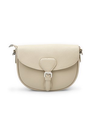 Borsa a tracolla in pelle beige con texture a grana, patta arrotondata e chiusura con fibbia argentata, su sfondo bianco.