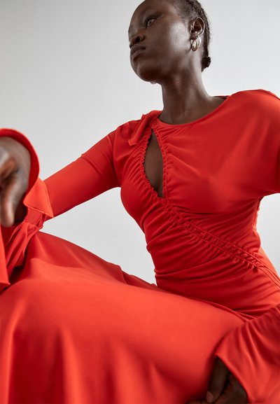 Victoria Beckham ASYMMETRIC SLASH DRESS - Φόρεμα από ζέρσεϊ - crimson