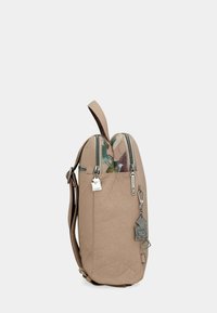 Zaino beige strutturato con doppie tasche con zip, fodera interna colorata, spallacci regolabili e charm in metallo decorativi attaccati alla parte anteriore.