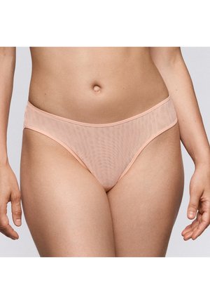 Ropa interior de melocotón ligera y transparente con una cintura de baja altura y una cinturilla suave. La tela tiene una textura suave y transpirable con un ligero brillo.