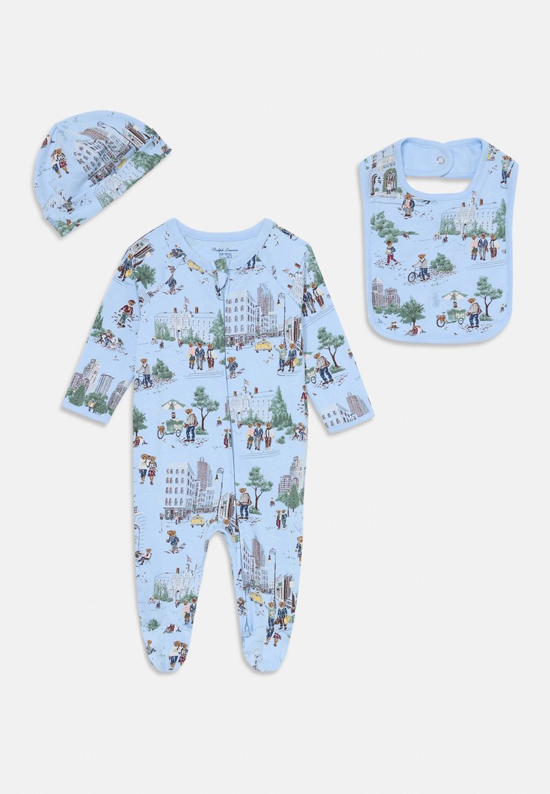 Conjunto de bebê azul claro com macacão com pés, babete e chapéu, apresentando uma paisagem urbana detalhada com pessoas a caminhar, andar de bicicleta e vender comida.