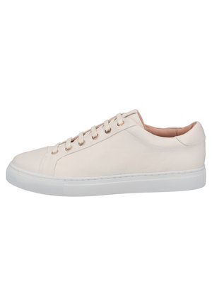 Lage beige leren sneaker met witte rubberen zool en tonale veters, gezien vanaf de buitenkant.
