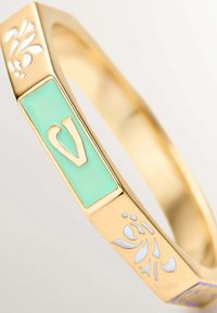 Pulsera de oro con un centro rectangular de color verde menta, intrincados recortes y acentos florales a ambos lados, combinando superficies lisas y texturizadas.