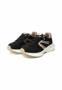 Zapatillas negras deportivas con parte superior texturizada, detalles en dorado metálico, cordones redondos, suela blanca acolchada y una sutil suela de goma beige.
