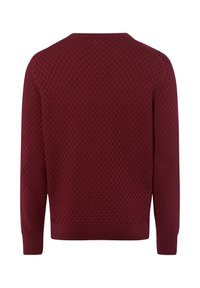 Bordeauxfarbener Pullover mit einem strukturierten, karierten Muster. Rundhalsausschnitt und gerippte Bündchen. Gepanelte Konstruktion, figurbetont in der Taille.