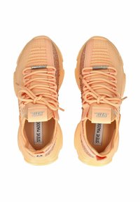 Sneaker color pesca con una toma in mesh texture, accenti di glitter decorativi e una suola imbottita. Presenta un logo prominente sulla linguetta.