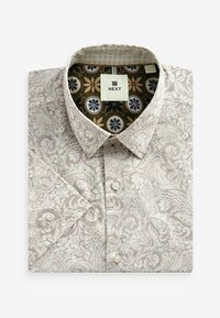 Camicia da uomo grigia chiara con un intricato motivo paisley bianco, caratterizzata da un colletto button-down e un tessuto interno decorativo a contrasto.