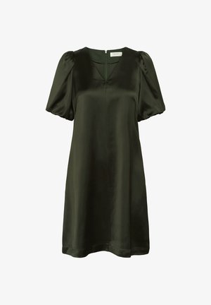 Tumši zaļa satīna kleita ar īsām pūkām, V-veida izgriezumu un aizmugurē esošu rāvējslēdzēju. Gluda tekstūra, ceļgalu garuma ar plūstošu siluetu.