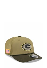 Olivgrüner Baseballcap mit strukturiertem Kopfteil, gesticktem "G"-Logo an der Vorderseite, Netzpaneelen und gebogenem Schirm. Akzent mit amerikanischer Flagge.