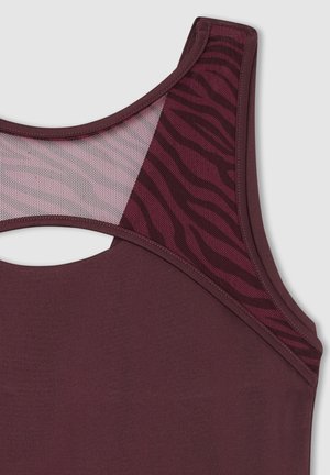 Top senza maniche color bordeaux con schiena in rete che presenta un motivo a strisce zebrate scure. Texture liscia con design a schiena scoperta e vestibilità classica.
