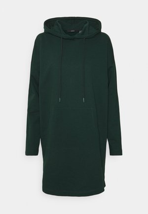Robe à capuche vert foncé avec une poche avant, une capuche à cordon de serrage et des manches longues. Confectionnée dans un tissu doux et texturé, elle offre une coupe décontractée.