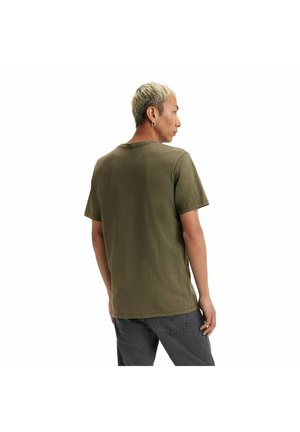Olijfgroene katoenen t-shirt met een ronde hals, korte mouwen en een ontspannen pasvorm, gezien vanuit een zij- en achteraanzicht.