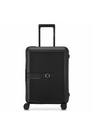 Maleta negra rígida con ranuras verticales, asa retráctil, cuatro ruedas y cierre combinado central en el panel frontal.
