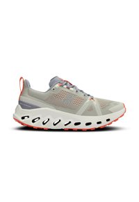 Zapatilla deportiva gris claro con parte superior de malla, detalles en naranja y una suela blanca gruesa que presenta cortes en los lados para mayor transpirabilidad.