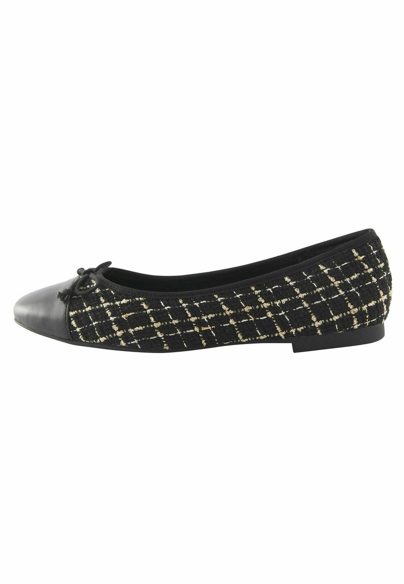Ballerine noire avec corps en tissu texturé présentant un motif à carreaux doré et blanc, bout lisse noir et petit nœud décoratif à l'avant.