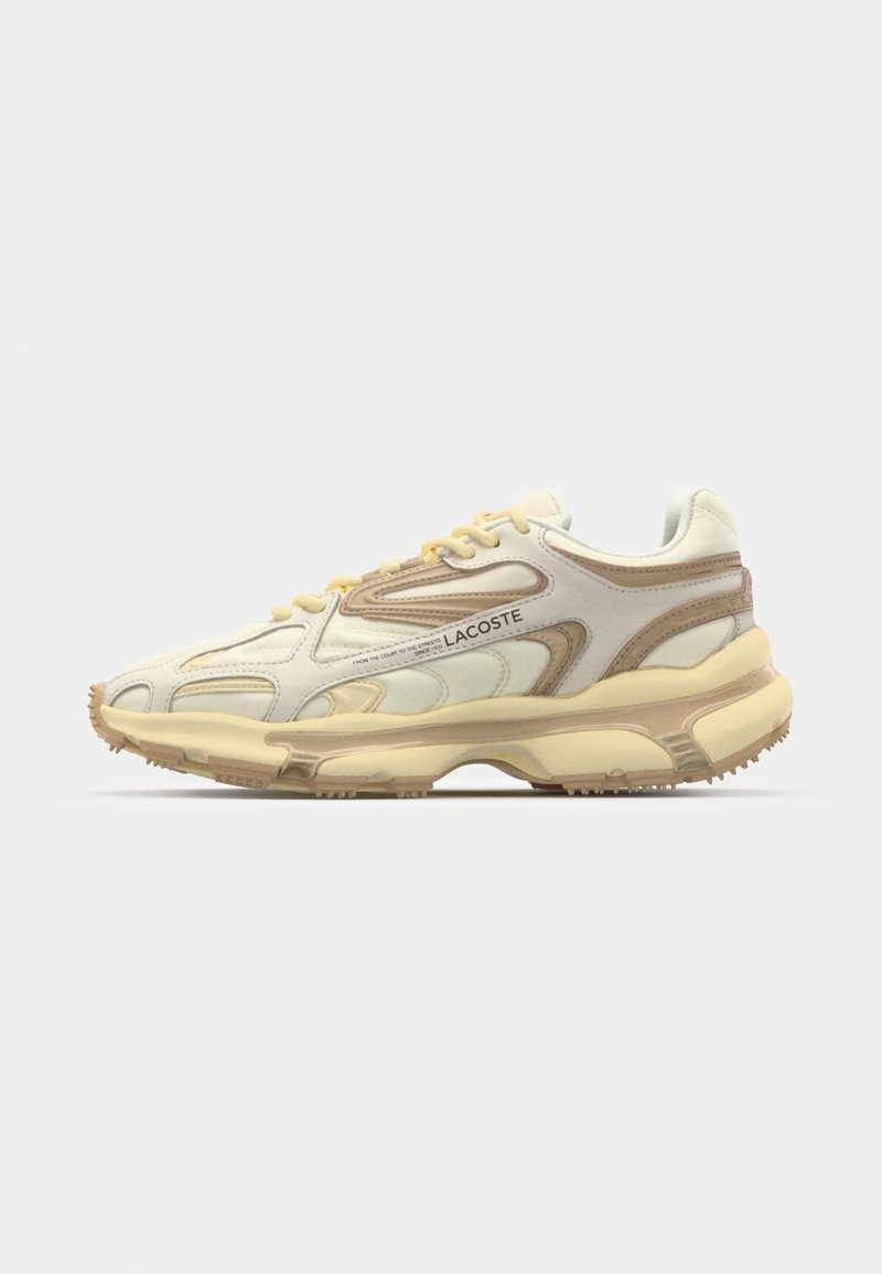 Baskets Lacoste beige et crème avec un design en cuir superposé, semelle épaisse et logo sur le côté, affichées de profil sur fond blanc.