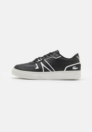 Baskets en cuir noir avec accents blancs, texture lisse, lacets plats et semelle en caoutchouc avec un motif de semelle. Logo Lacoste au niveau du talon.