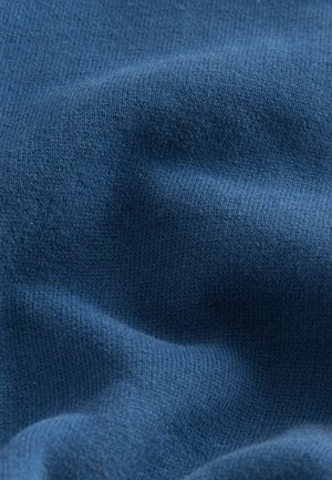 Tessuto a maglia blu scuro con una texture morbida, caratterizzato da una superficie liscia e sottili motivi di tessitura fine su tutto il materiale.