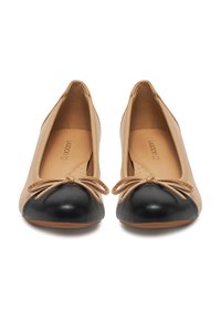 Bailarinas de cuero beige con puntera y lazo de cuero negro, que presentan una textura suave y una silueta redondeada.