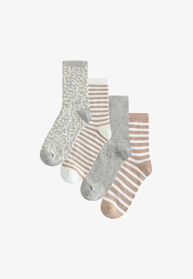 Set van vier sokken: één met een grijs dierenprint, één grijs met zwarte stippen, en twee met afwisselende strepen in beige en wit.
