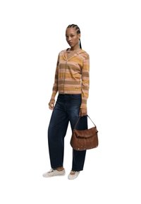 Gestreifter Reißverschluss-Cardigan in Rosa, Gelb und Braun; kombiniert mit hochgeschnittenen, dunkelblauen Jeans und einer braunen Lederhandtasche mit geschwungenem Design.