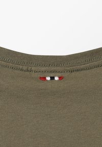 Napapijri T-shirts print - new olive green
