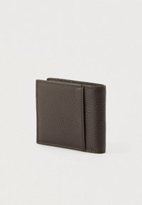 Cartera marrón de cuero con superficie texturizada, diseño plegable y un compartimento para tarjetas en el frente. Forma compacta y rectangular.