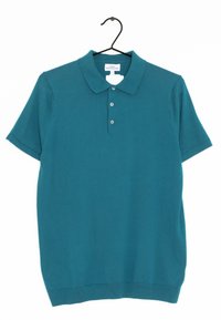 Tyrkysové polo triko s krátkým rukávem vyrobené z měkké látky, s límečkem a tříknoflíkovou légu, s žebrovanými detaily na rukávech a lemu.