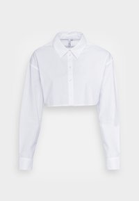 Camisa blanca cortada con mangas largas, cuello puntiagudo, cierre frontal con botones y textura suave. Diseño clásico con un ajuste estructurado.