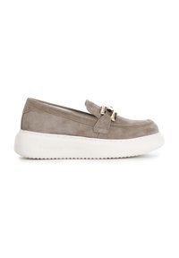 Scarpe slip-on in suede grigio con suola piattaforma bianca, caratterizzate da un dettaglio decorativo in metallo sulla parte anteriore.