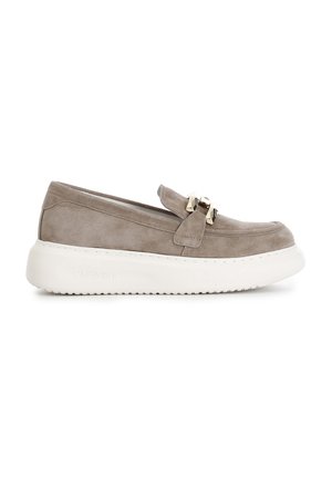 Scarpe slip-on in suede grigio con suola piattaforma bianca, caratterizzate da un dettaglio decorativo in metallo sulla parte anteriore.