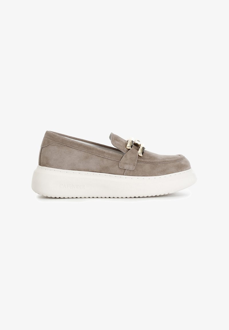 Scarpe slip-on in suede grigio con suola piattaforma bianca, caratterizzate da un dettaglio decorativo in metallo sulla parte anteriore.