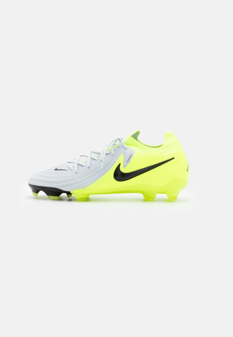 Korki piłkarskie Nike w jasnoszarym i neonowym żółtym kolorze, z teksturowaną cholewką, czarnymi akcentami oraz aerodynamicznym kształtem z formowanymi kołkami.