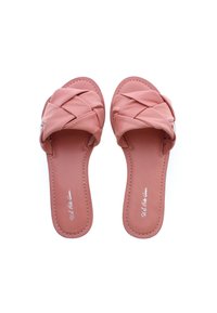 Růžové syntetické skluzavky s designem pleteného popruhu, plochou podrážkou a kontrastním švem podél okrajů.