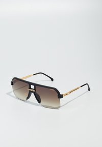 Ochelari de soare negri, supradimensionați, cu lentile degradé, accente aurii și un design geometric îndrăzneț. Cadru din metal ușor, cu brațe curbate.