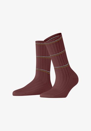 Chaussettes bordeaux à côtes avec deux accents rayés contrastants en jaune et gris, présentant une texture douce et un design mi-mollet.