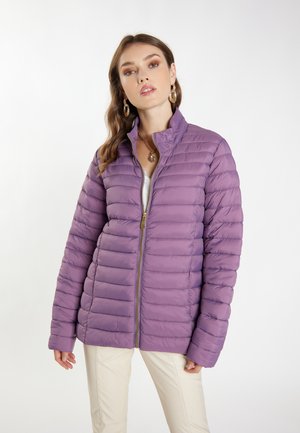 Jachetă puf violetă cu un design matlasat orizontal, închidere cu fermoar și guler înalt. Textură netedă, ușoară și croială casual.