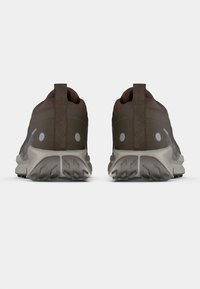 Para brązowych butów do biegania po szlakach z teksturowaną podeszwą i pętelkami do zakładania, widzianych z tyłu na jednolitym białym tle.