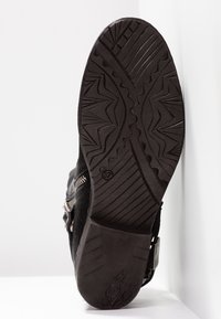 Černá semišová bota s texturovanou gumovou podrážkou. Obsahuje zigzagový vzor a embosované číslo značky. Boční zip a akcenty v podobě spony.