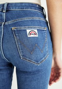 Wrangler FLARE - Calças de ganga à boca de sino - azure sky