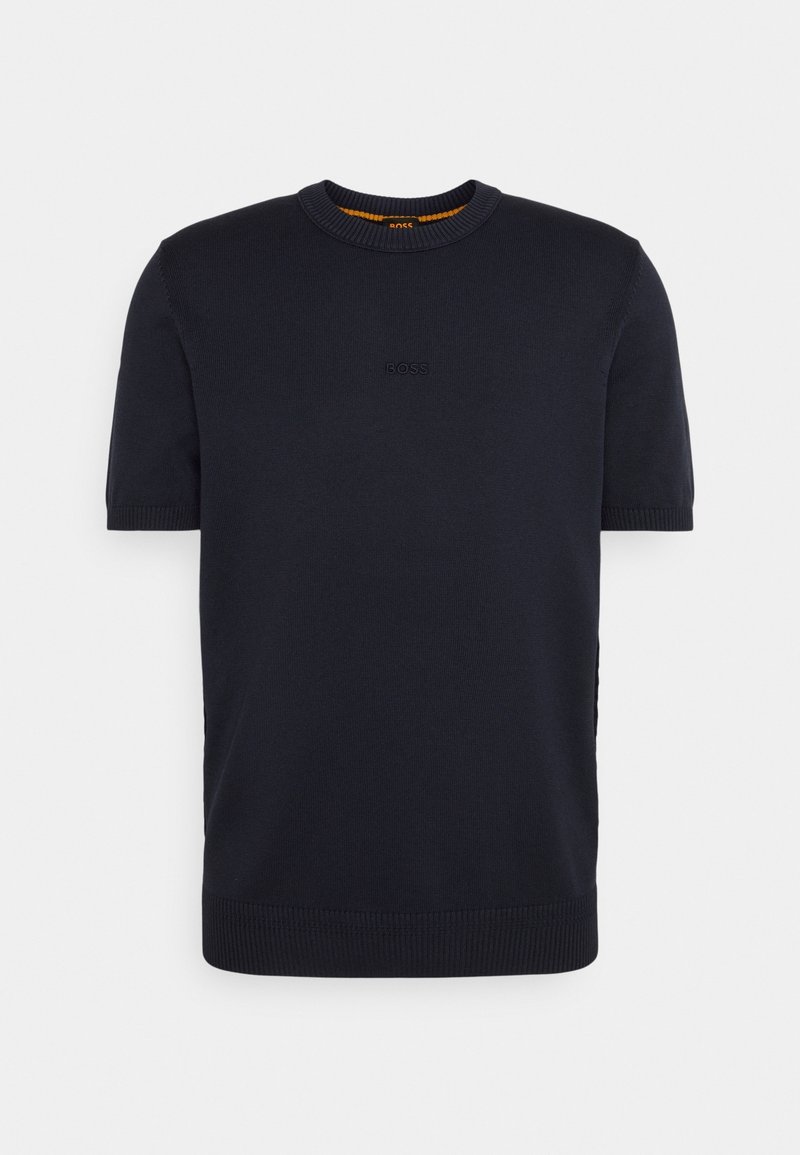 Pull en maille noir à manches courtes avec col, manches et ourlet côtelés, avec un petit logo embossé "BOSS" sur la poitrine.