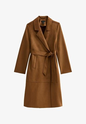 Bruine jas van imitatiesuède met een wikkeldesign, lange mouwen en een ceintuur met strik. Voorzien van zijzakken en een nette reverskraag.