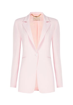 Veste blazer pour femme de couleur rose clair avec une fermeture à bouton unique, des revers crantés, deux poches latérales, et une doublure intérieure soyeuse ornée d'un détail en chaîne dorée.