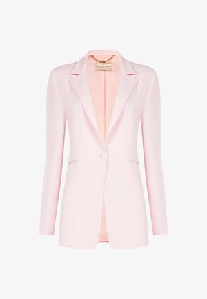Veste blazer pour femme de couleur rose clair avec une fermeture à bouton unique, des revers crantés, deux poches latérales, et une doublure intérieure soyeuse ornée d'un détail en chaîne dorée.