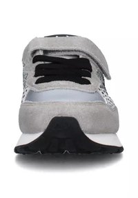 Scarpa sportiva grigia con tomaia in suede, dettagli argentati, lacci neri e un'esterno a fantasia. La fascia in velcro aggiunge praticità.